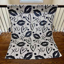 Load image into Gallery viewer, Blanket - XO Heart Lips