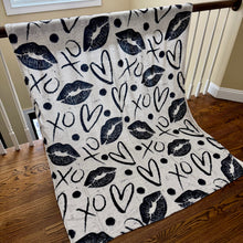 Load image into Gallery viewer, Blanket - XO Heart Lips