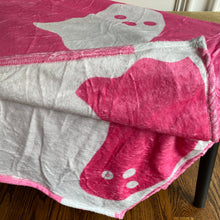 Load image into Gallery viewer, Blanket - Halloween - Double Sided Ghosts Pink &amp; White
