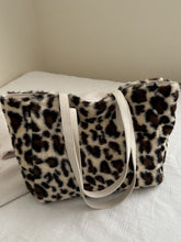 Load image into Gallery viewer, Leopard Fluff Tote Bag
