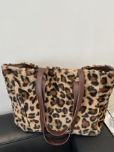 Load image into Gallery viewer, Leopard Fluff Tote Bag
