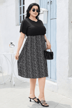 Load image into Gallery viewer, Round Neck Short Sleeve Printed Dress

